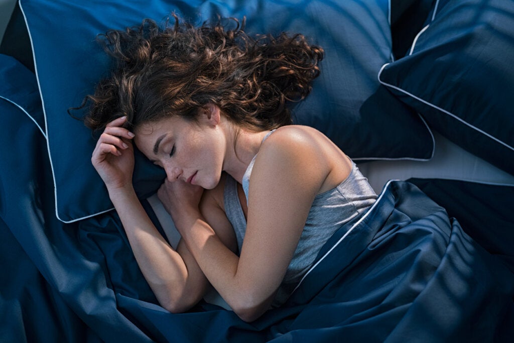 Schlafende Frau nimmt CBD für bessere Schlafqualität