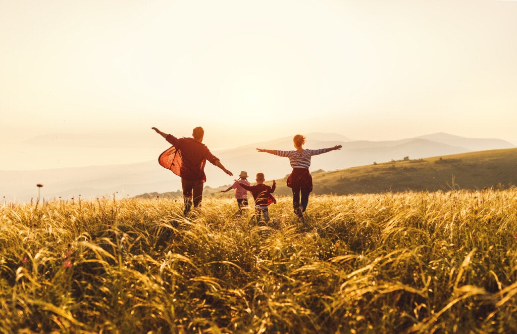 Die Familie freut sich über die Teilnahme an der Emotionsfokussierten Therapie (EFT)