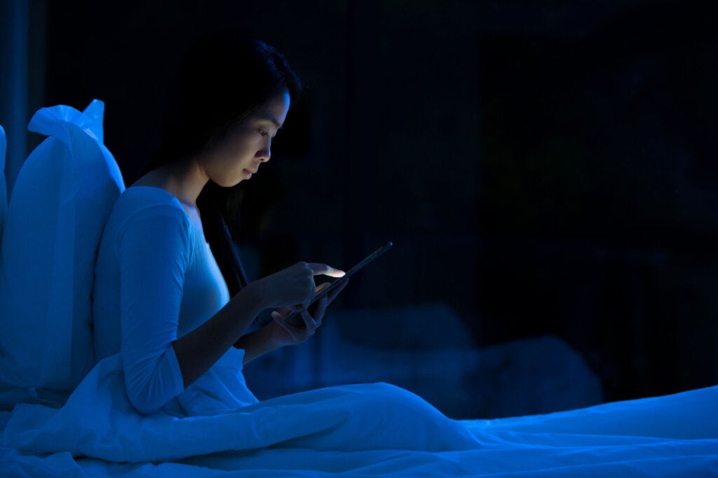 Blaues Licht von Mobilgeräten kann schädlich sein