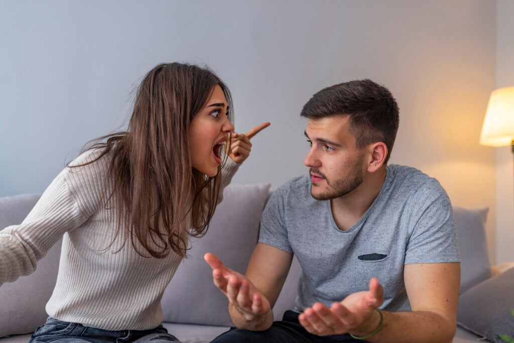 Mein Partner schreit mich im Streit an: Was kann ich tun?
