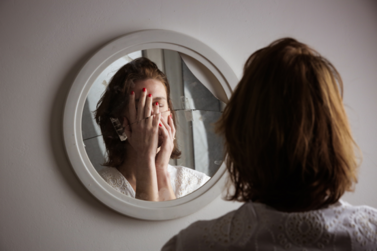 Körperdysmorphe Störung: Angst vor dem Blick in den Spiegel
