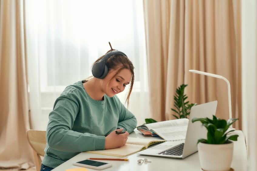 Frau verbessert die Konzentration durch Musik