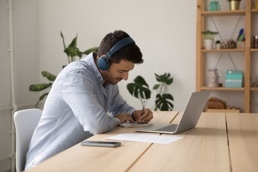 Mann hört beim Lernen Musik: Kann sie die Konzentration fördern?