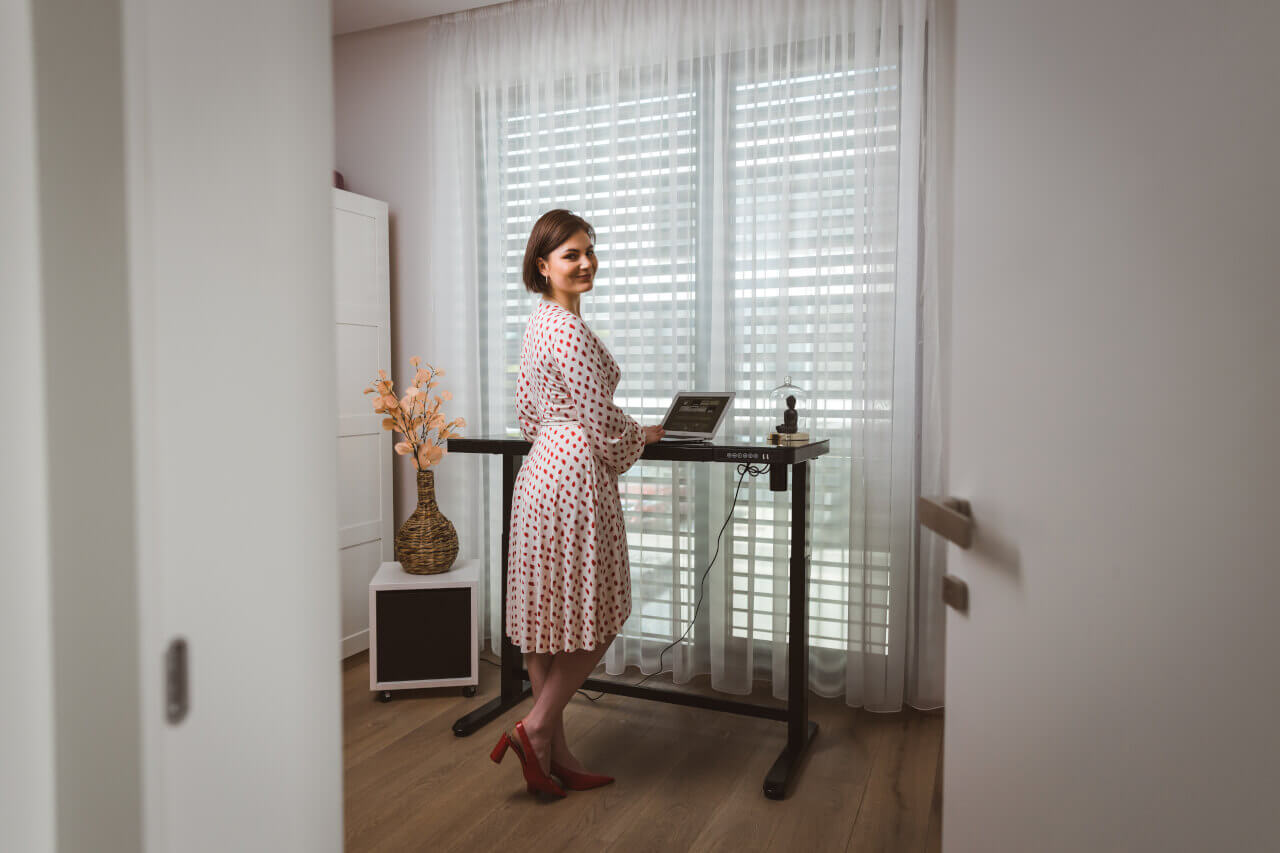 verstellbarer Schreibtisch von Liftor garantiert Wohlbefinden am Arbeitsplatz