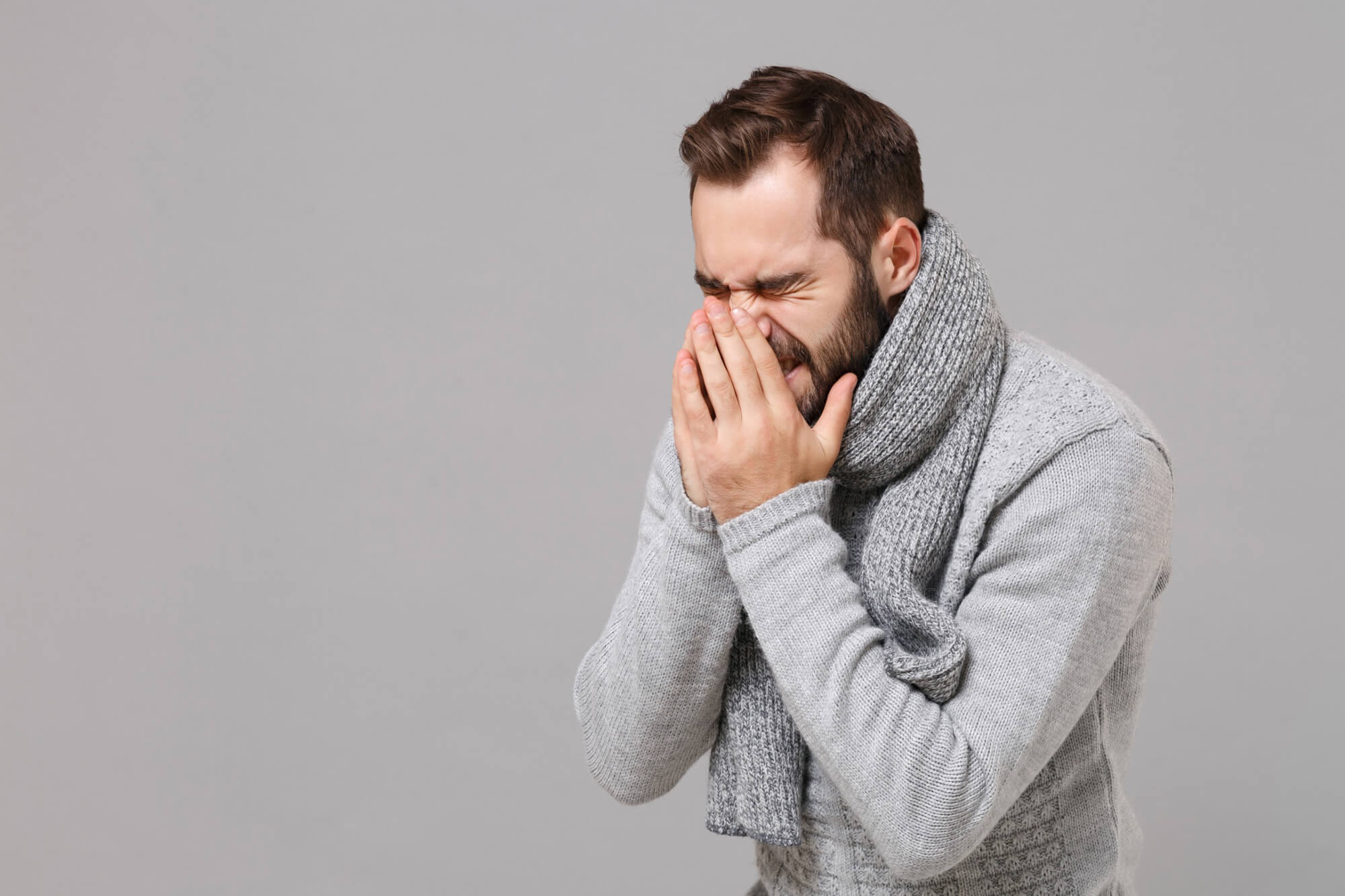Mann hat Schnupfen