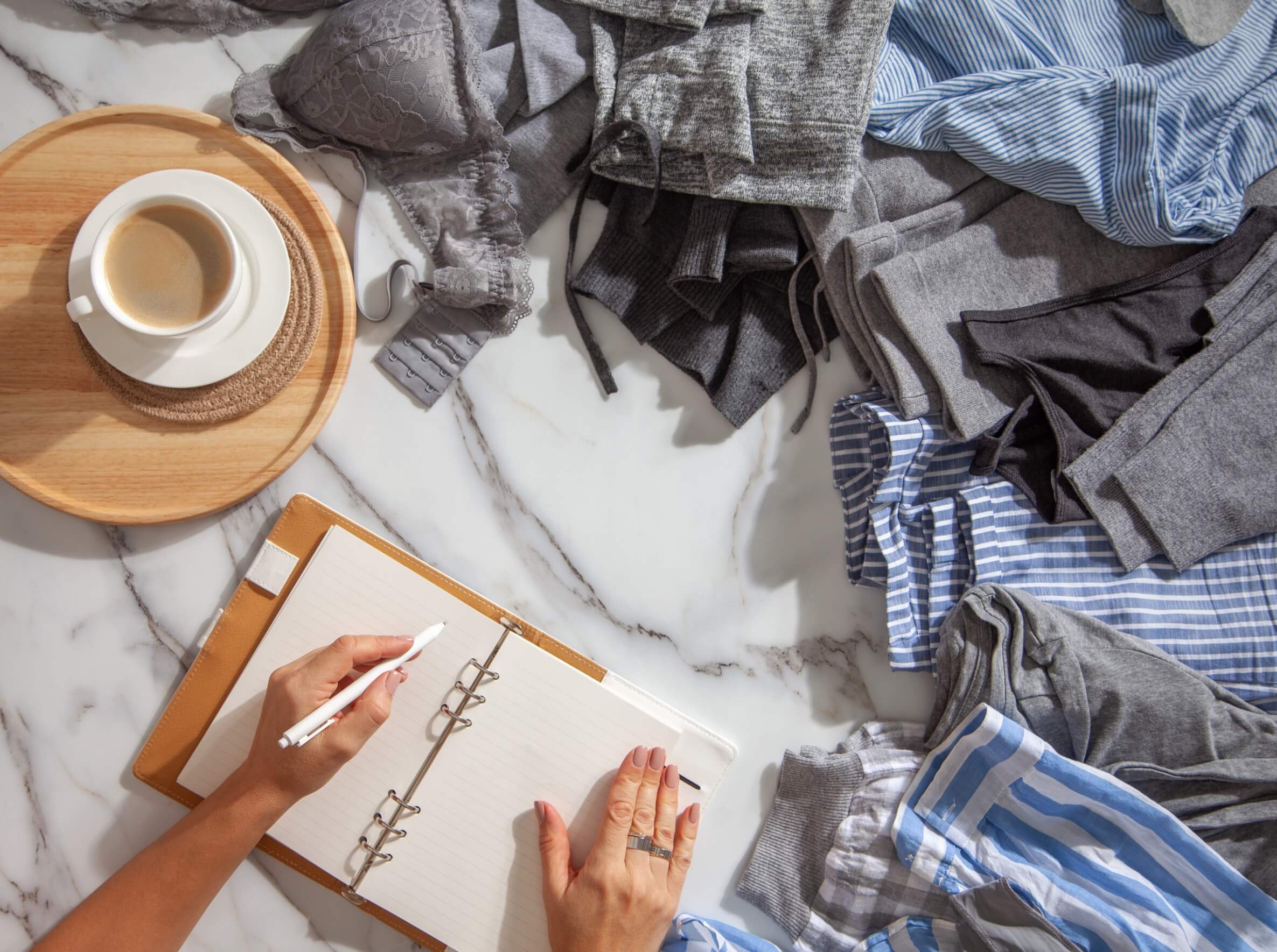 Frau schreibt To-do-Liste für Declutterin