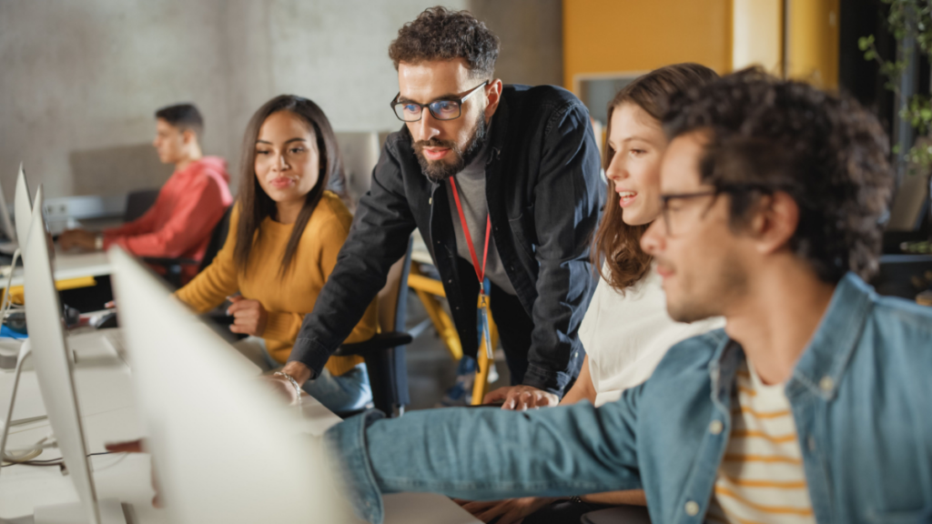 Unternehmer und Team bei der Arbeit