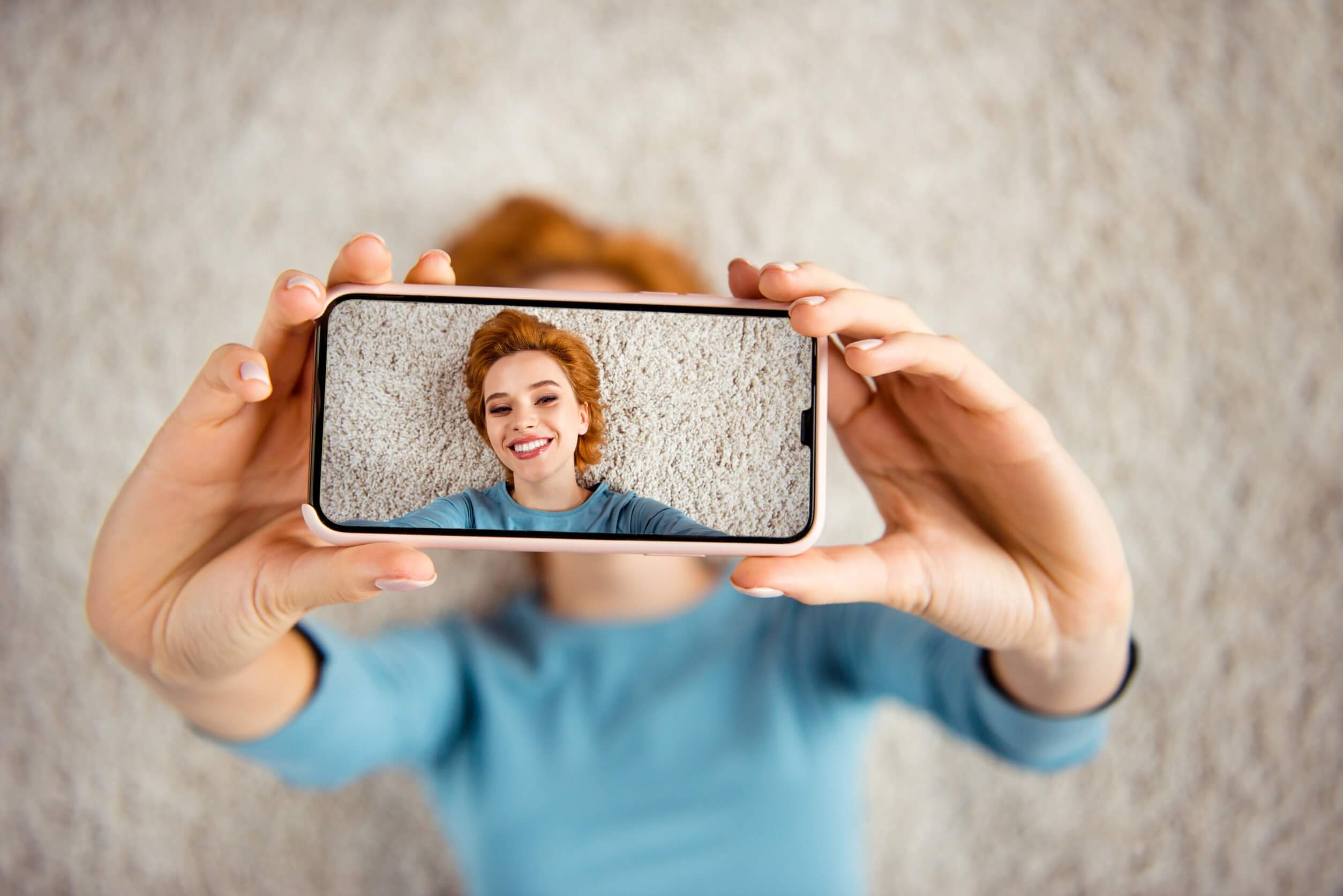 Frau macht Selfie