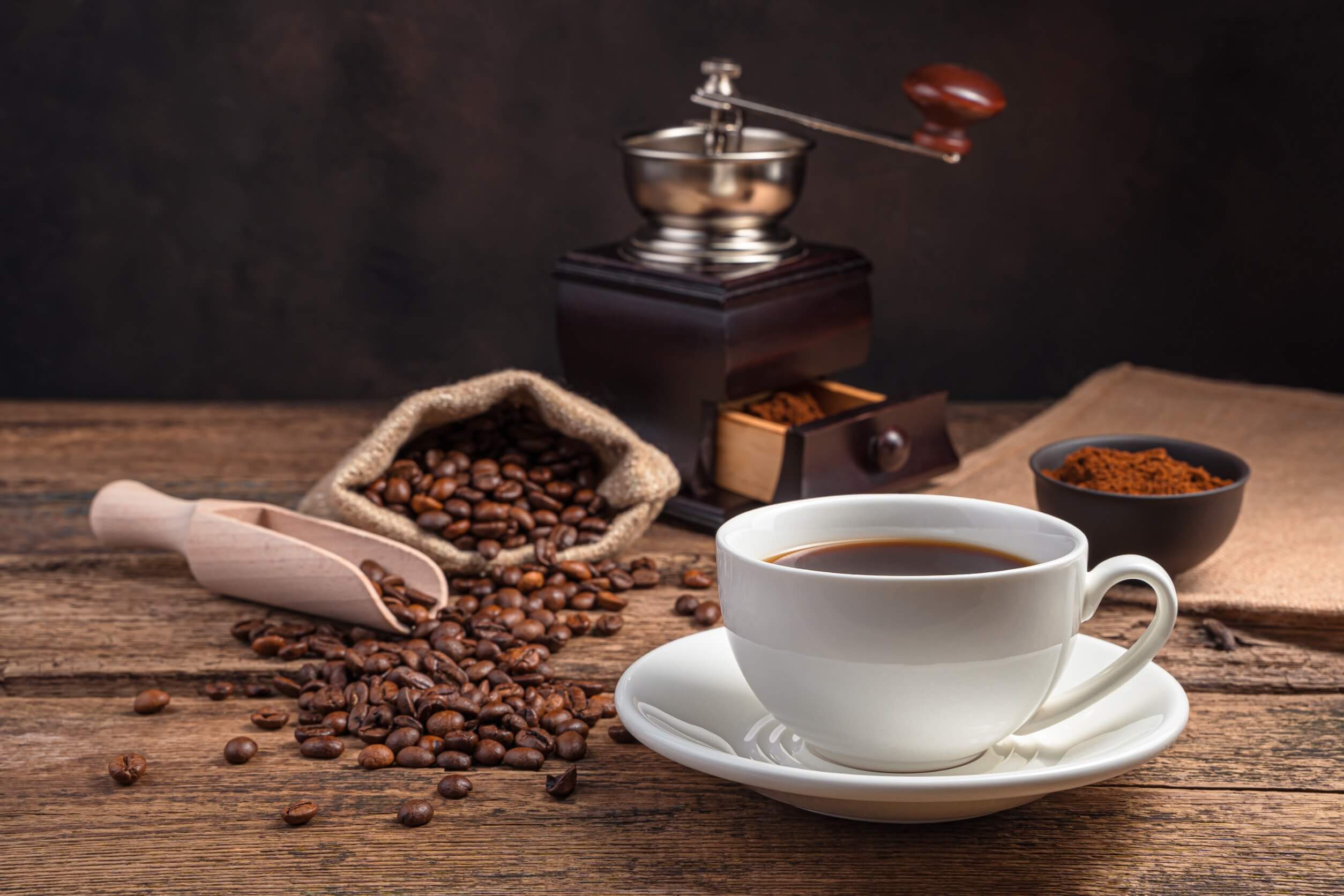 Das Koffein im Kaffe hält uns munter.