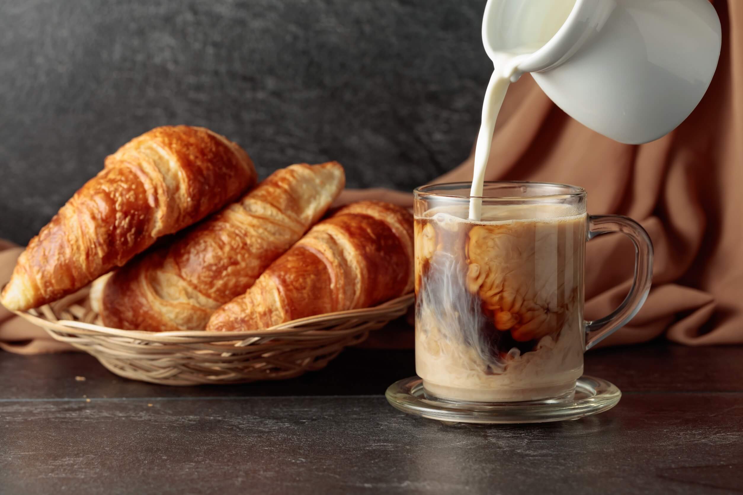 Frühstück mit Kaffee und Croissants