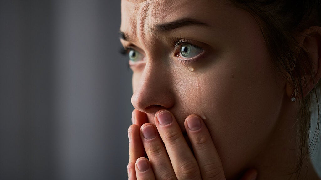 Frau schreit vor emotionalem Schmerz, die leidet an Eltern-Kind-Entfremdung