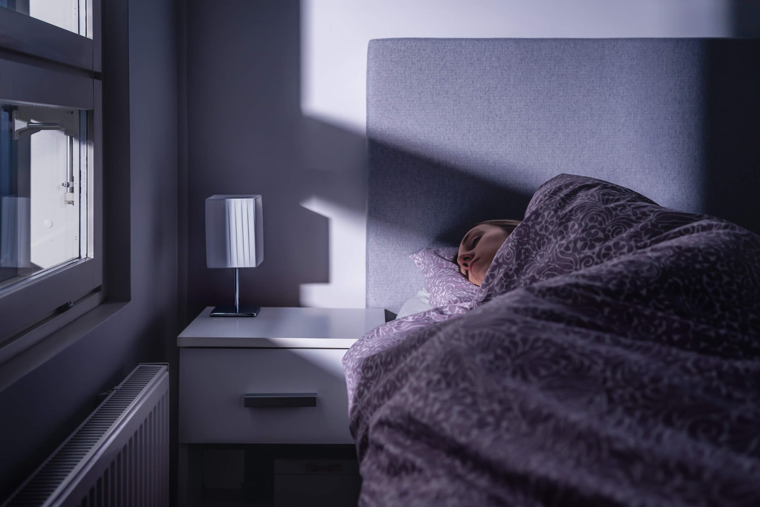 dunkles Schlafzimmer für optimale Erholung