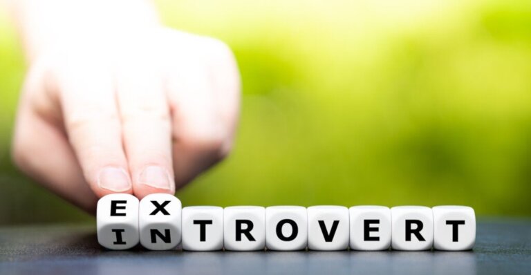 Extrovertiert oder introvertiert? Welche Faktoren spielen dabei eine Rolle?