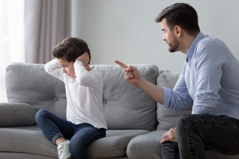 Vater ärgert sich über Kind