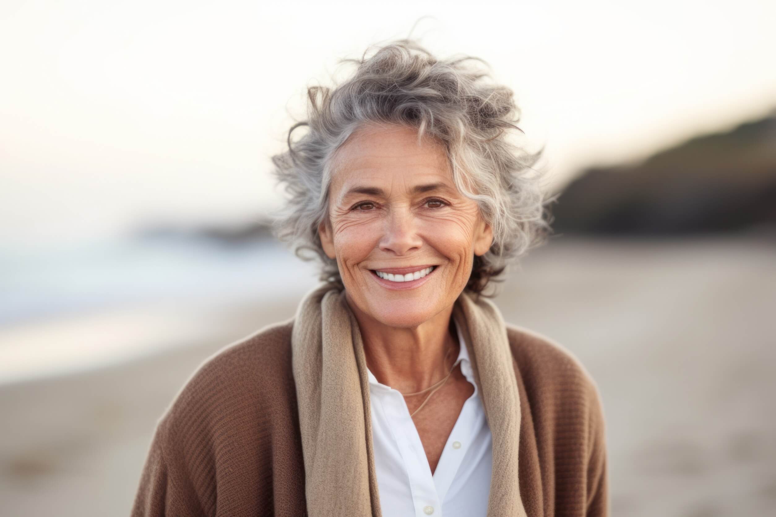 ältere Frau am Strand verwendet Golden Tree Ageless