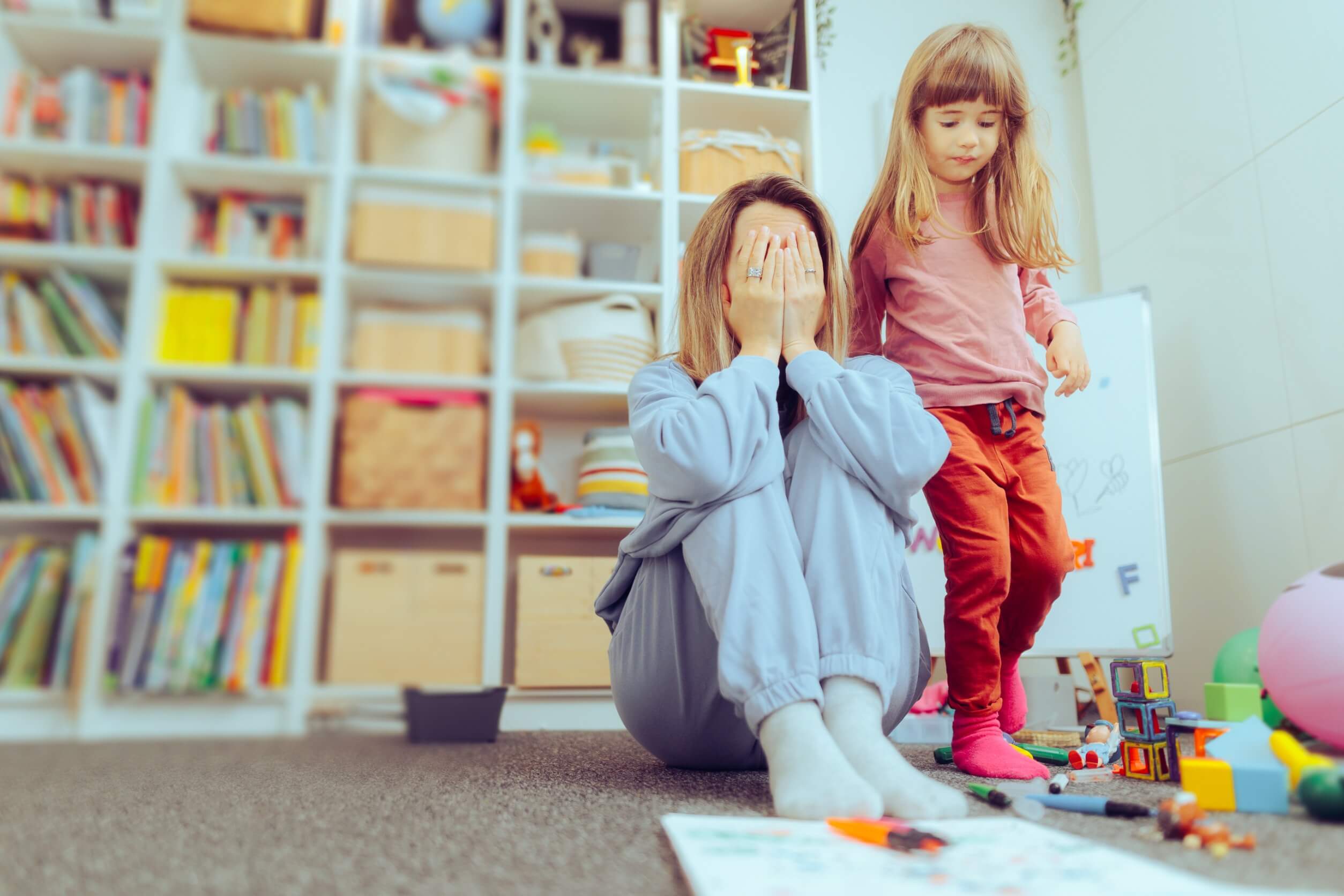 Mutter mit Tochter - Mental Load durch Mehrfachbelastung