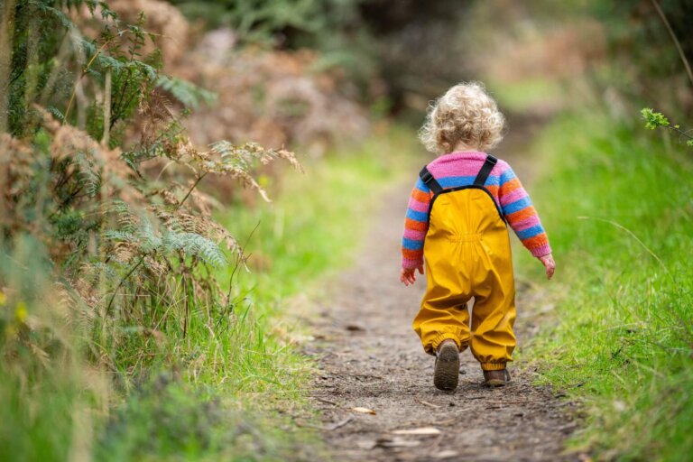 kind spaziert durch die natur
