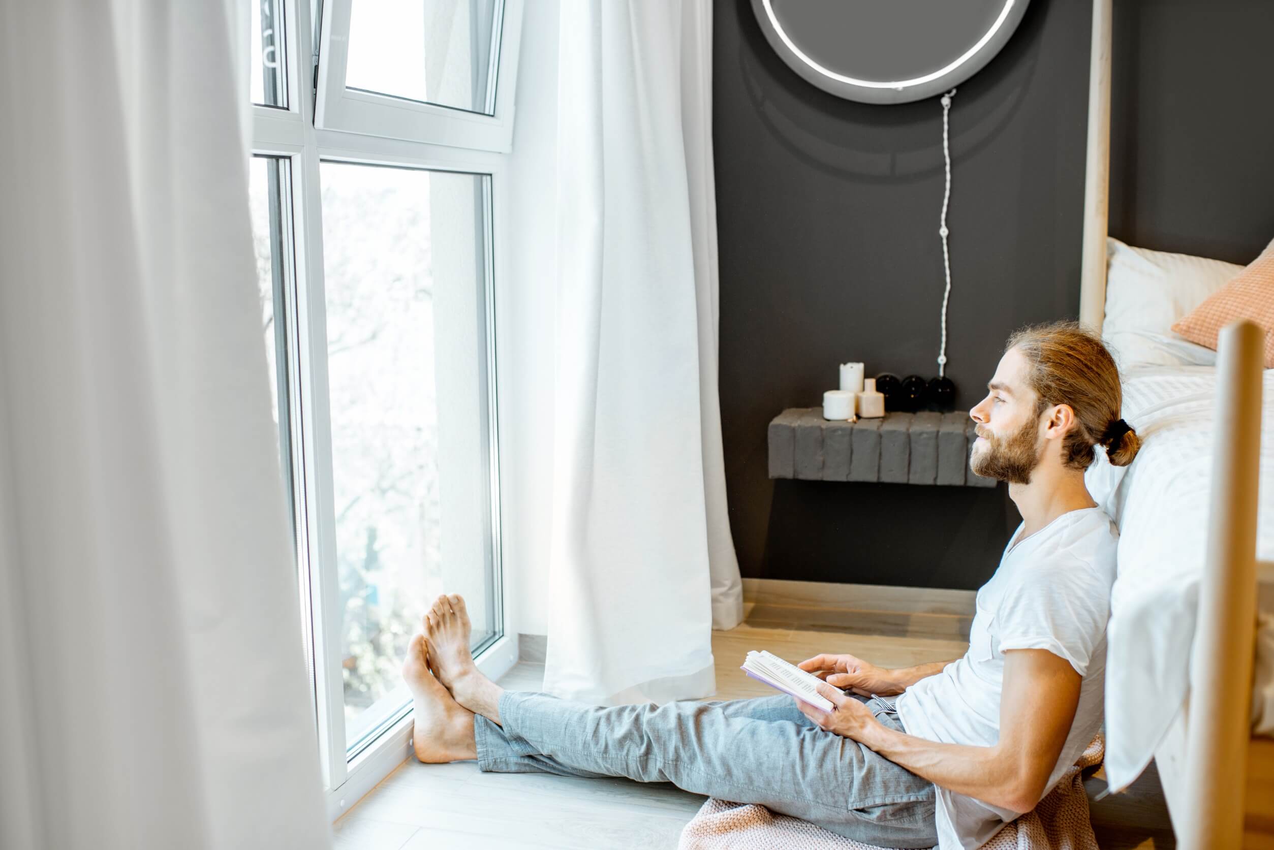 wellness im alltag - mann beim lesen