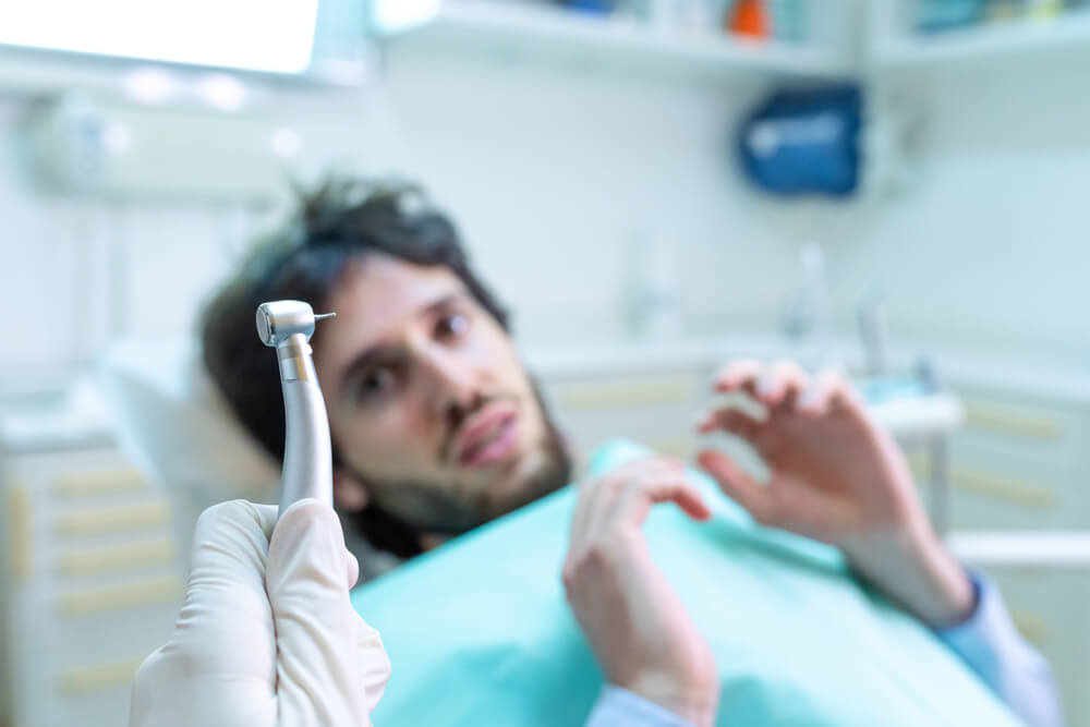 Mann mit Zahnarztphobie