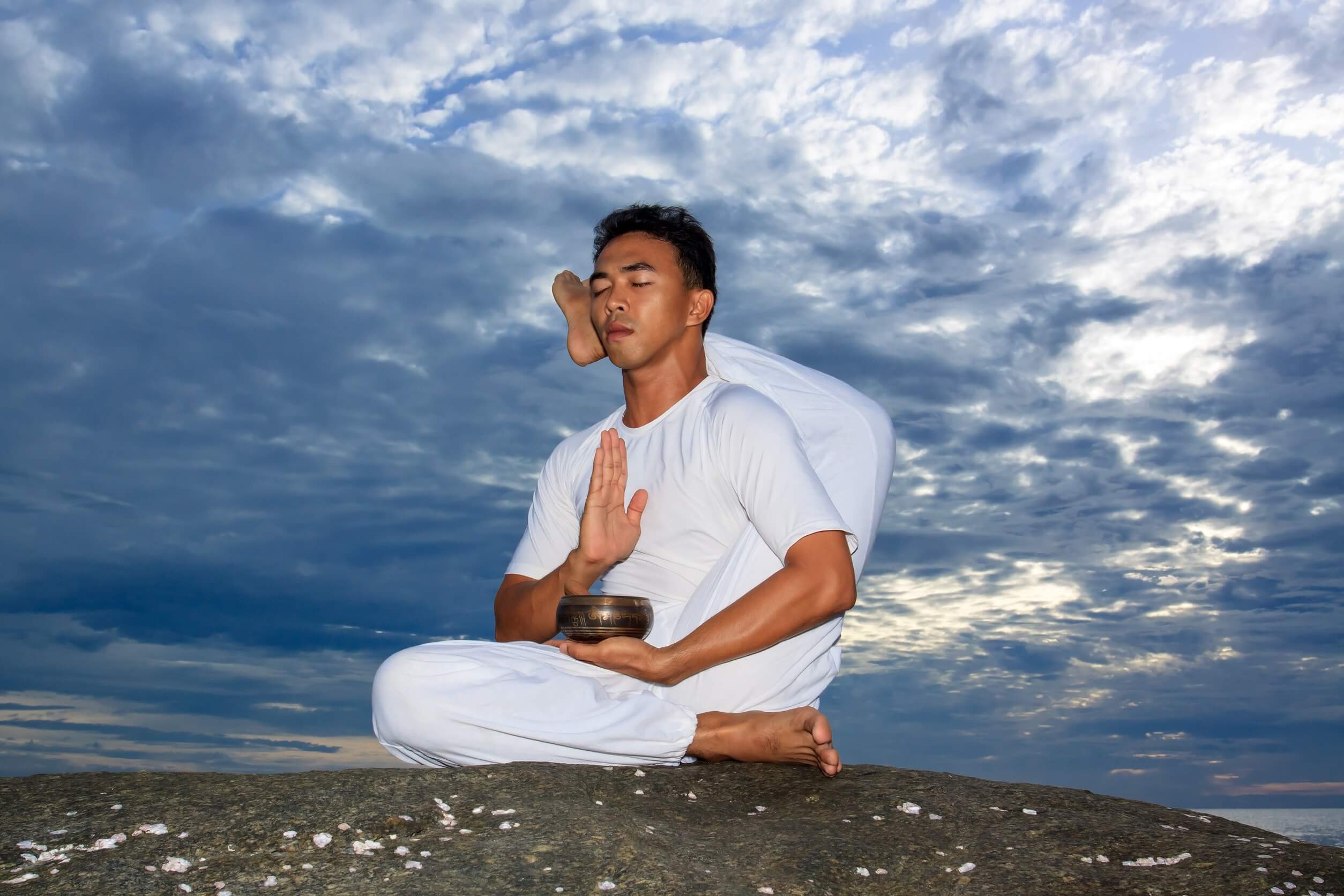 mann macht yoga in indien